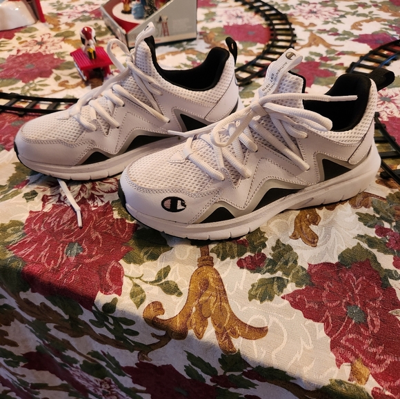 Champion athletic shoes - Picture 1 of 3